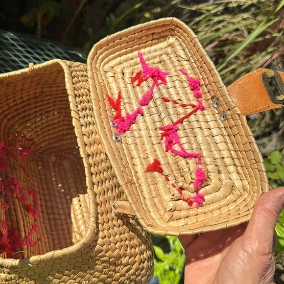 Vintage Satchel Handbag 1960's, 1970's? Tan Straw Woven Pink & Red Yarn Rosettes - Picture 5 of 9